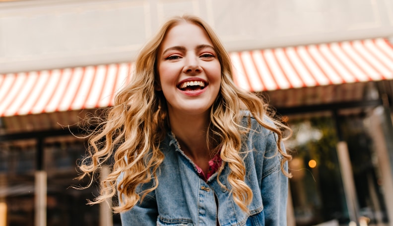 how girls flirt signs she's flirting